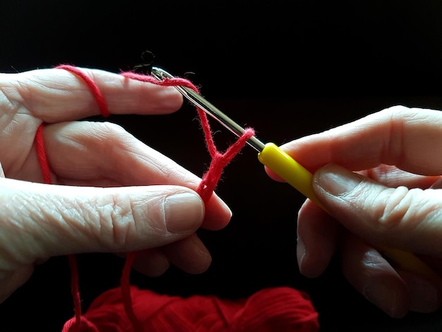 Zbliżenie haftu z nicią i igłą