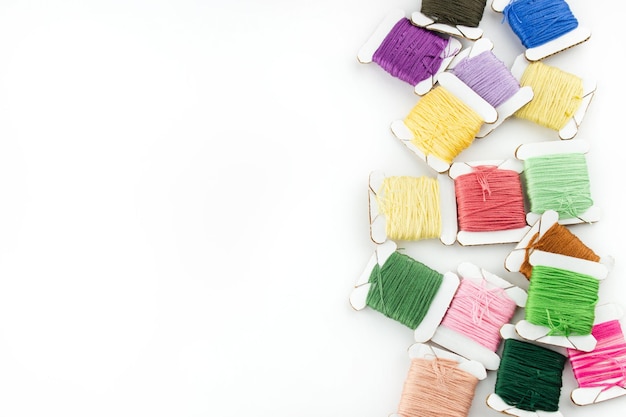 Kolorowy haft na lnianym materiale